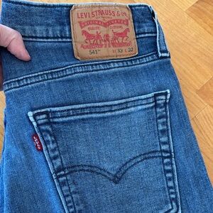 Like new!!!  Levi's 541. Size 33x32